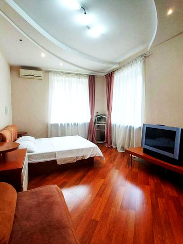 Володимира Івасюка просп. (Героїв Сталінграду), 4