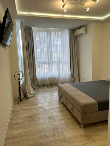 Анни Ахматової вул., 22