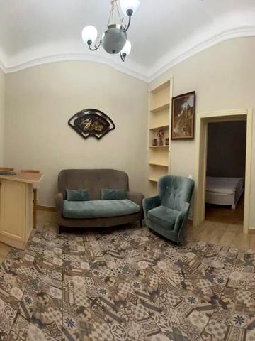 Михайла Грушевського вул., 11