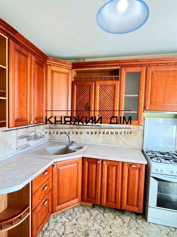 Жилянська вул., 72