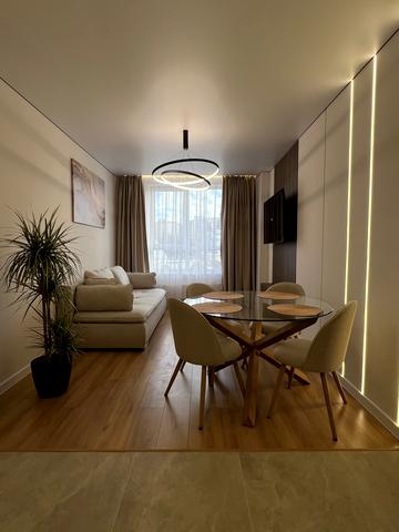 Володимира Навроцького вул., 37