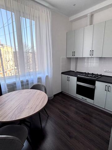 Володимира Великого пл. (Олександра Поля), 1