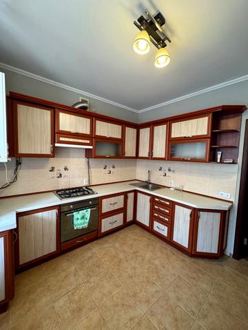 Тролейбусна вул., 24