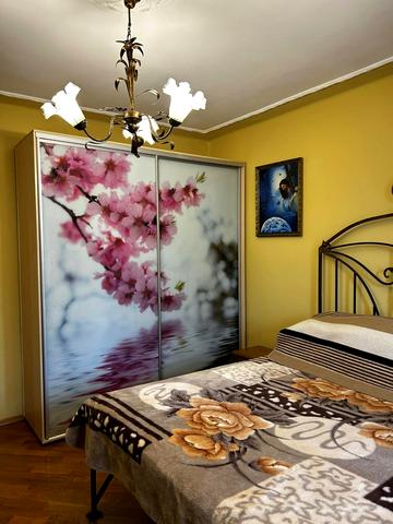 Білогорща вул., 64