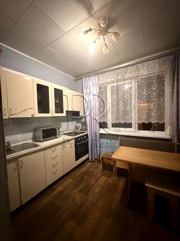 Квітневий пров., 6