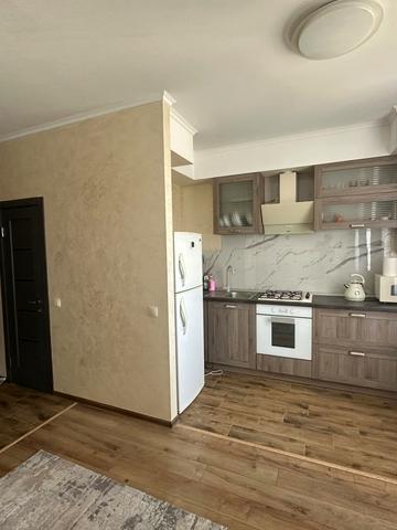 Листопадова вул., 1