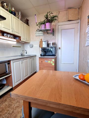 Новаторів вул., 9