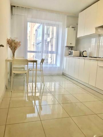 Набережна Перемоги вул., 42