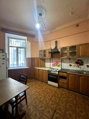 Хорватська вул., 10