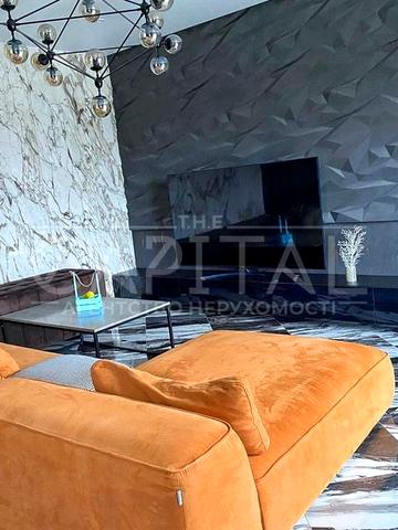 Центральна, 1