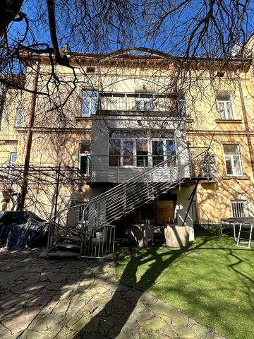 Кирила і Мефодія вул., 12