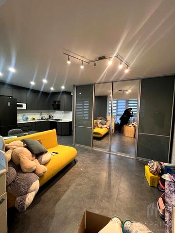 Леоніда Каденюка вул., 18