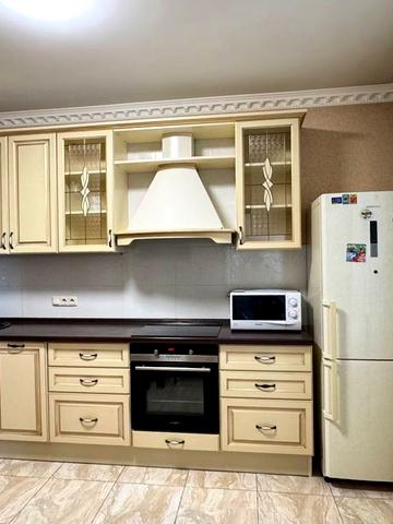 Срібнокільська вул., 1