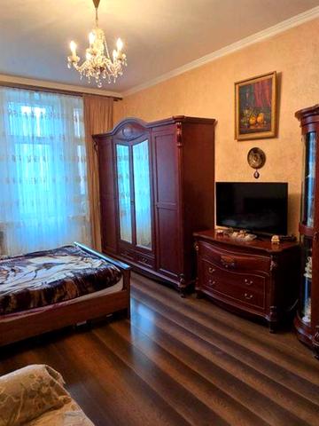 Велика Васильківська вул. (Червоноармійська), 42