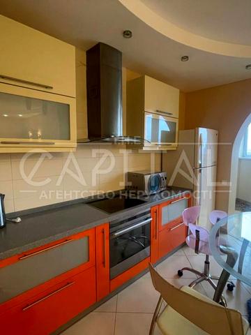 Срібнокільська вул., 22