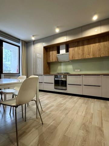 Максима Рильського вул., 14