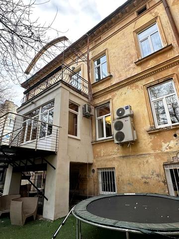 Кирила і Мефодія вул., 25