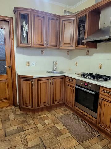 Захисників України вул., 8