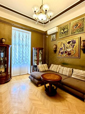 Богдана Хмельницького вул., 50