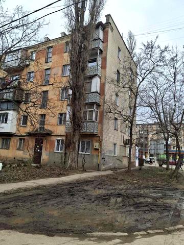 Космонавтів вул., 3