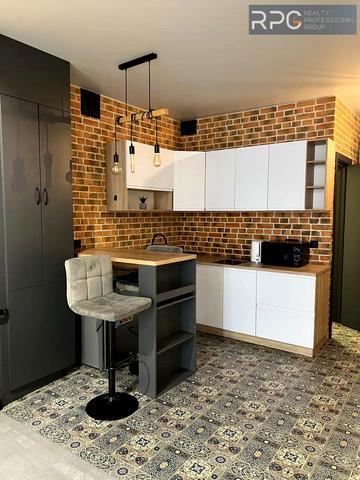 Академіка Амосова вул., 12