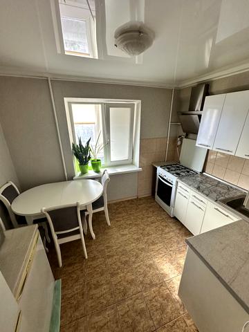 Мілютенка вул., 10/1