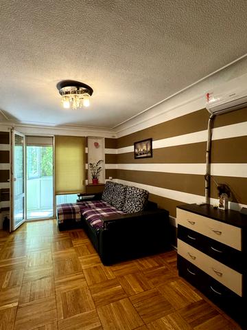 Автобуду вул., 8