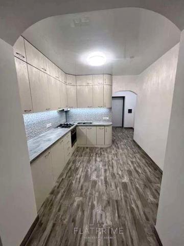 Подільська вул., 3