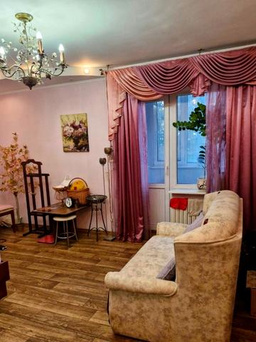 Тополина вул., 18