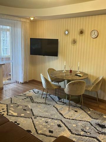 Велика Васильківська вул. (Червоноармійська), 102