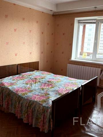 Академіка Булаховського вул., 32