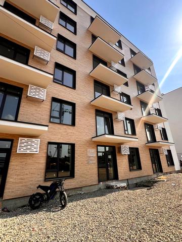 Євгена Коновальця вул., (Будинок 1)