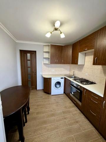 Героїв Крут бульв. (Героїв Сталінграду), 22