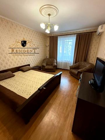 Набережна Перемоги вул., 118