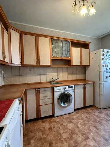 Тролейбусна вул., 8