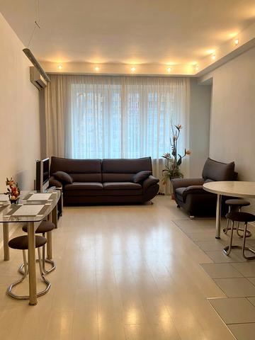 Володимира Івасюка просп. (Героїв Сталінграду), 8