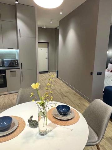 Академіка Філатова вул., 2/1