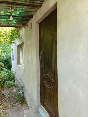 Листопадна вул., 1