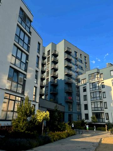 Студентська вул., 18