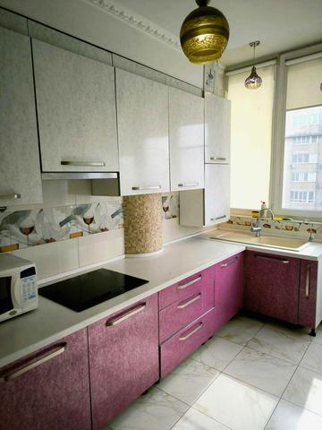 Парашутистів вул., 33