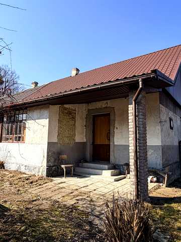 Біля центральної дороги