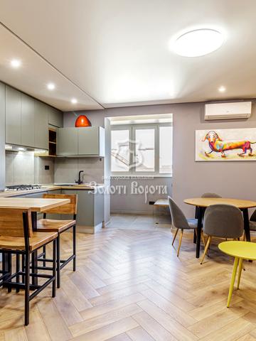 Академіка Лебедєва вул., 1