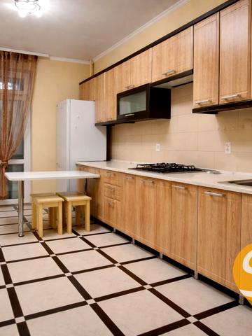 Гетьмана Івана Мазепи вул. (Топольна), 1