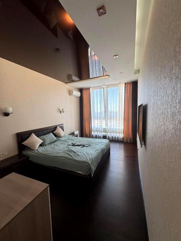 Академіка Корольова вул., 5/4