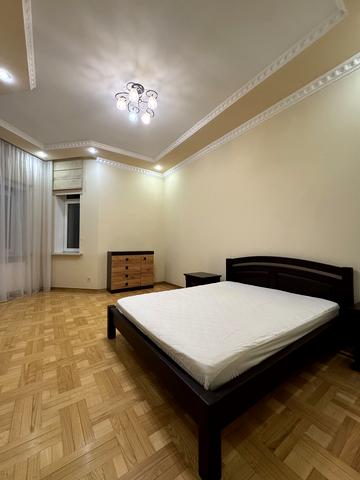 Євгена Коновальця вул. (), 105