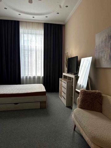 Хорватська вул., 3