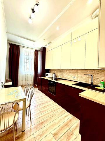 Івана Тиктора вул., 8