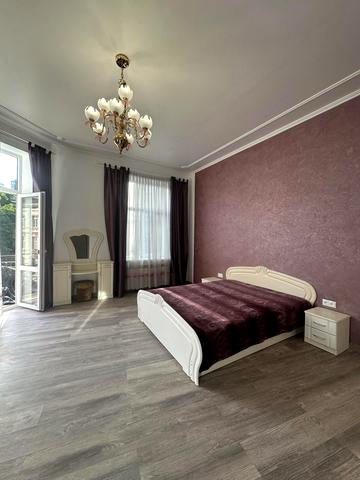 Омеляна Поповича вул., 5