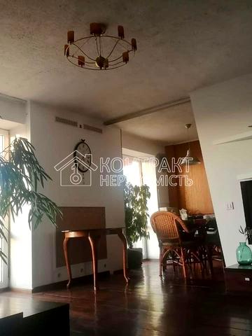 Академіка Вальтера вул., 5