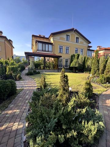 Богатирська вул., 32